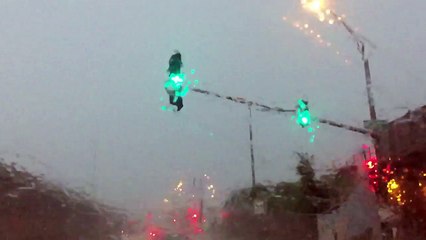 La foudre s'abat sur un poteau et le fait voler en éclats