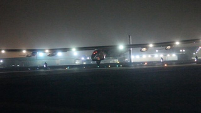 El avión Solar Impulse II logra su pionera hazaña de dar la vuelta al mundo