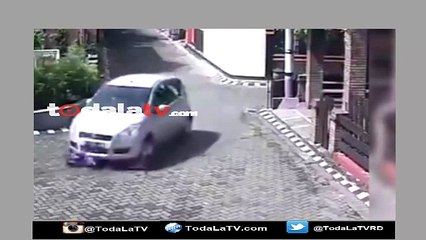 Niña arrollada por un auto y se levantó como que nada había pasado-Video