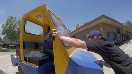 Une femme empêche un rider de sauter des marches en BMX !