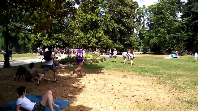 Foule qui court après un Pokemon rare au jardin public de Bordeaux