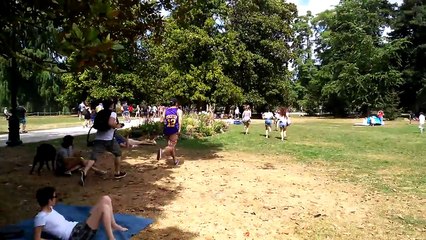 Foule qui court après un Pokemon rare au jardin public de Bordeaux