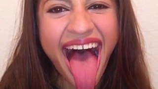 Cette fille a la plus longue langue du monde. Incroyable !