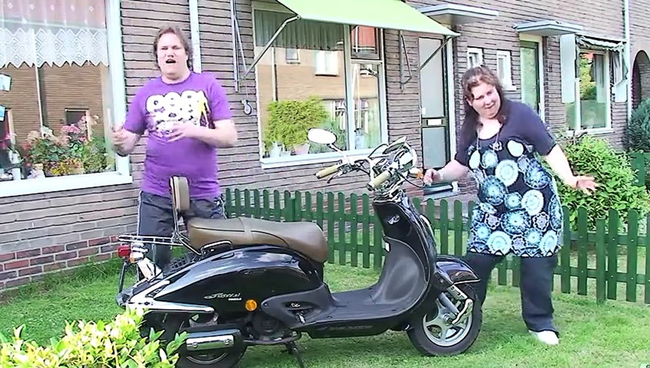 Incroyable clip d'un gars fier de son scooter !