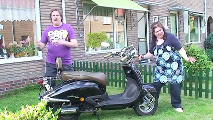 Incroyable clip d'un gars fier de son scooter !