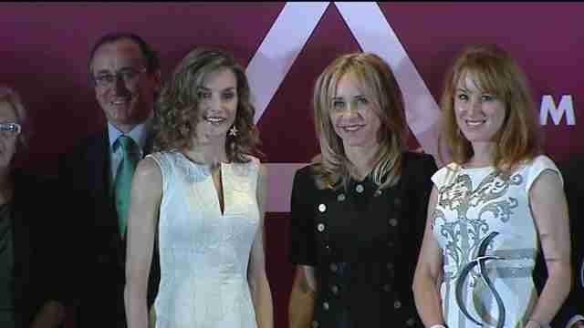 La Reina anima a las mujeres a perder el miedo a elegir su futuro