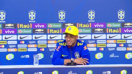 Neymar retruca repórter por pergunta sobre comprometimento com a Seleção