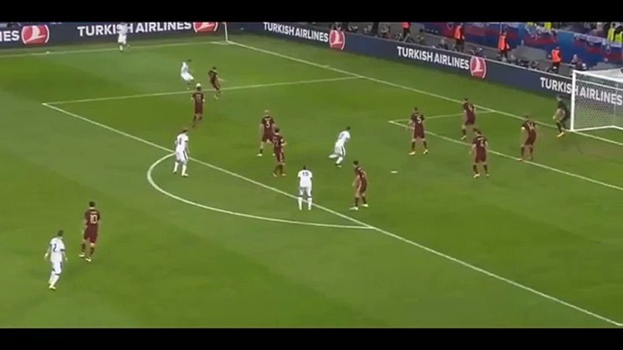 مارك هامسيك قائد منتخب سلوفاكيا فى مرمى روسيا ب...