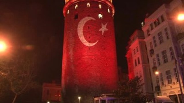 Galata Kulesi Ay Yıldıza Büründü