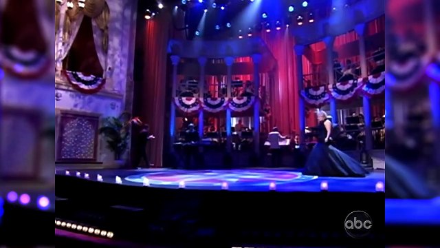 Kelly Clarkson - Everybody Got Their Something (Nikka Costa Cover) 2010.