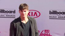 Mila Kunis habla sobre la masculinidad de Ashton Kutcher en show de TV nocturno