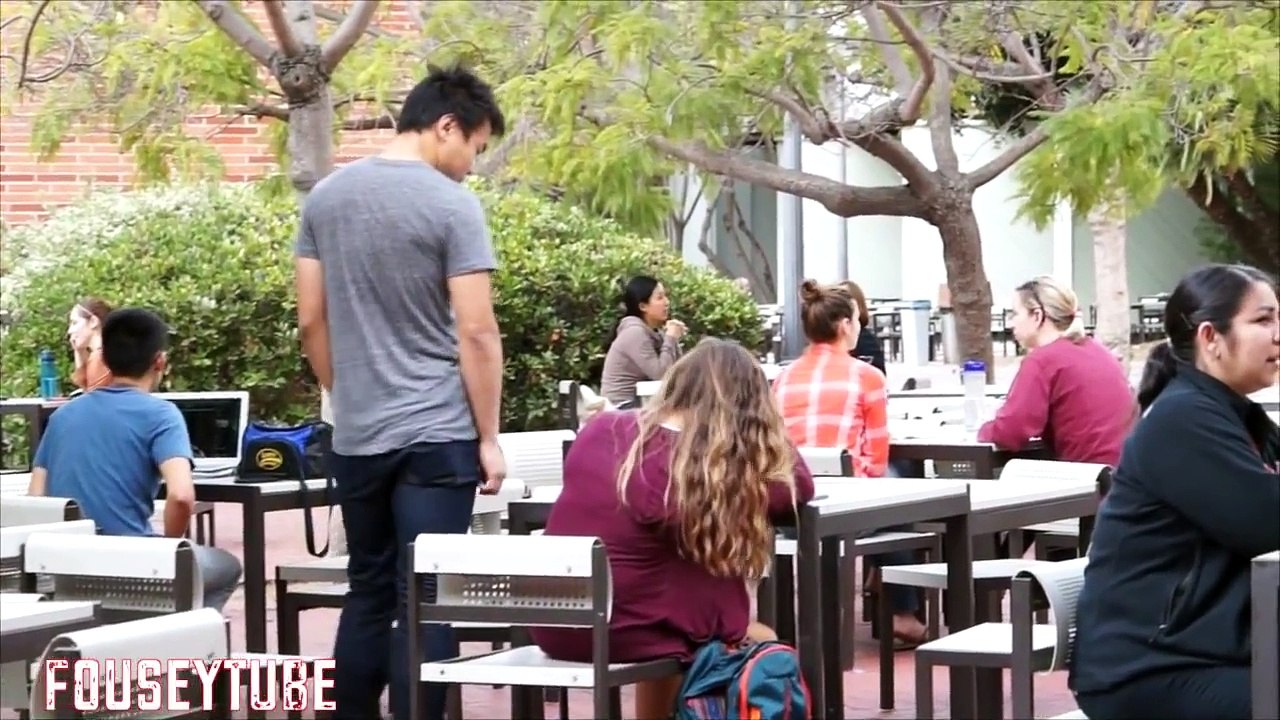 Il aborde des filles en utilisant uniquement des paroles de musiques de Drake