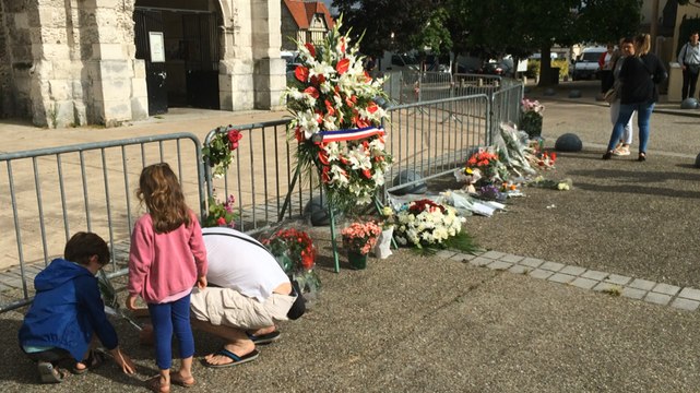 Après la prise d'otages, les habitants se recueillent devant l'église