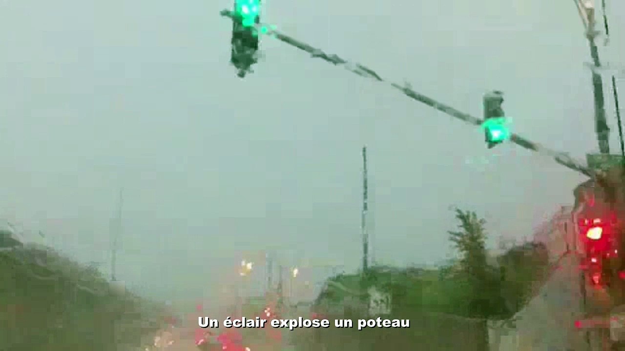 Un éclair explose un poteau