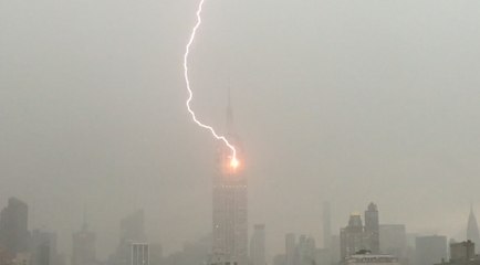 L'Empire State Building touché par la foudre