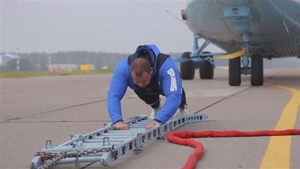 Dünyanın en büyük helikopterini çekerek rekor kırdı