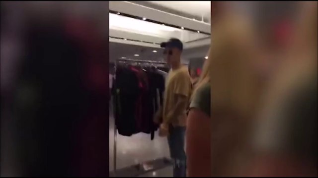 Justin Bieber met un énorme vent à une fan.. Quel enfoiré