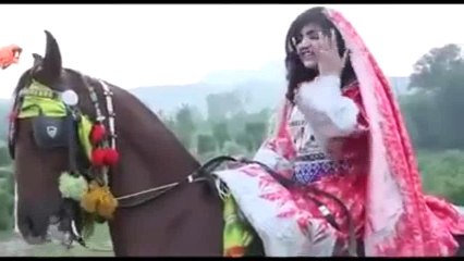 Ghore per beth kar gaane ki recording ne pashto singer ki jaan hi nikal di - Exclusive Video