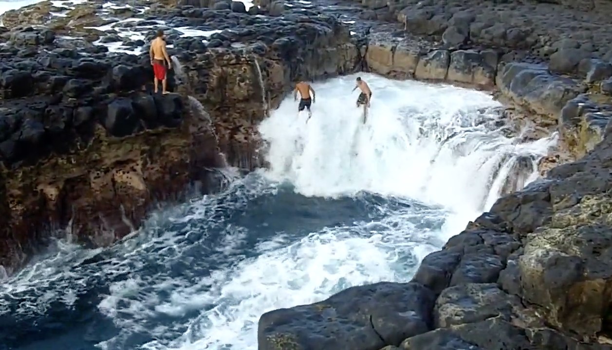 Ils se baignent dans la piscine naturelle la plus dangereuse du monde