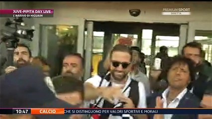 Delighted Juventus fans welcome Higuain in Turin
