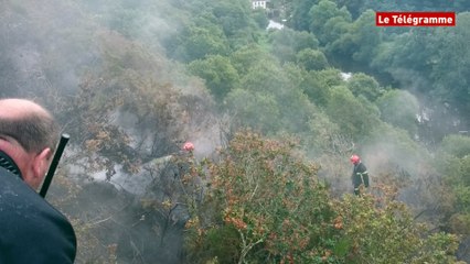 Tréméven (29). Feu de broussailles en milieu difficile