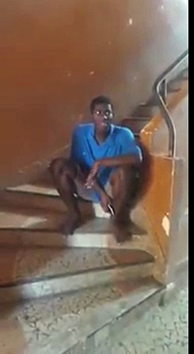 Jeune gabonais interprète céline dion