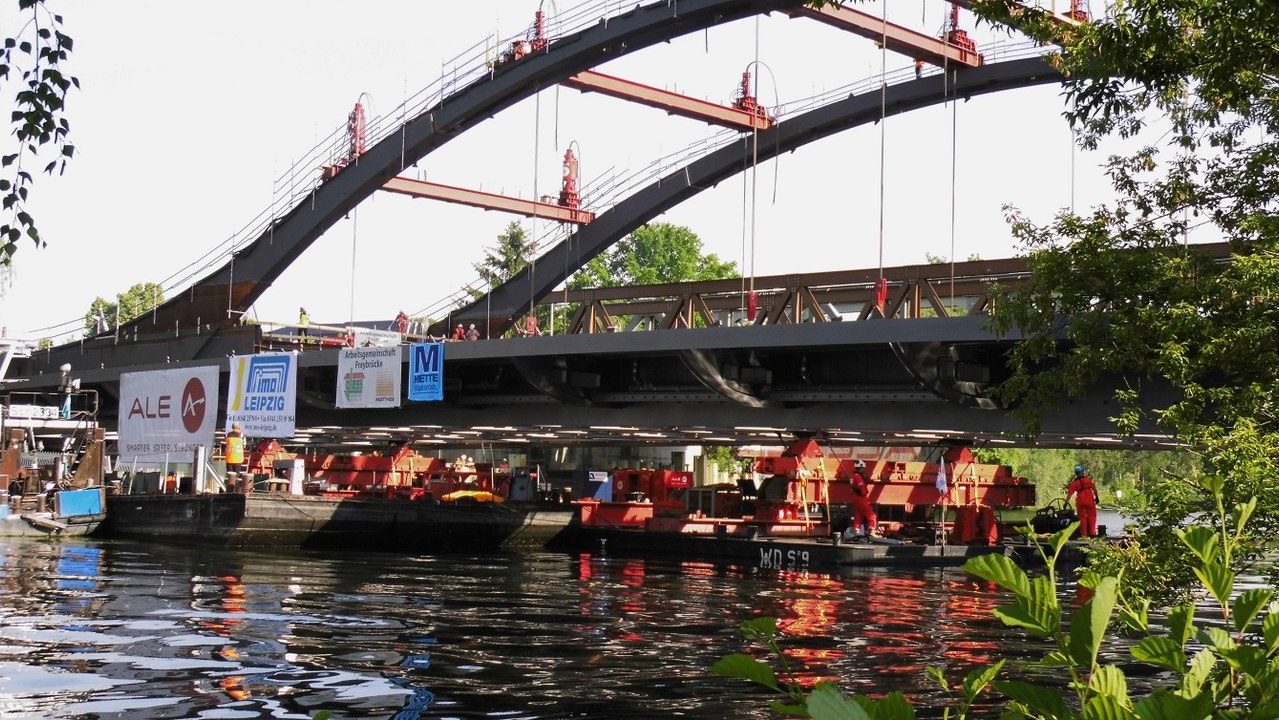Bridge construction - positioning a 400 ton bridge element