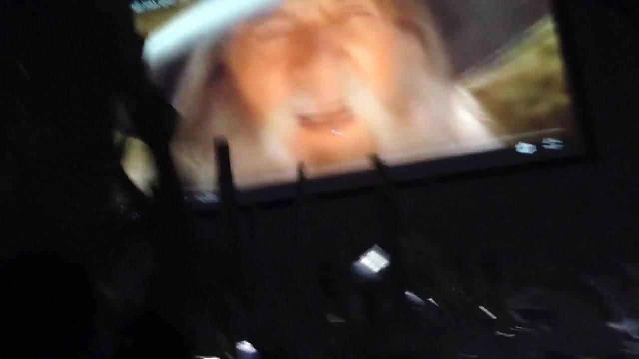 4000 mecs dansent avec les chaises en l'air devant Gandalf en Espagne.. Geeks !