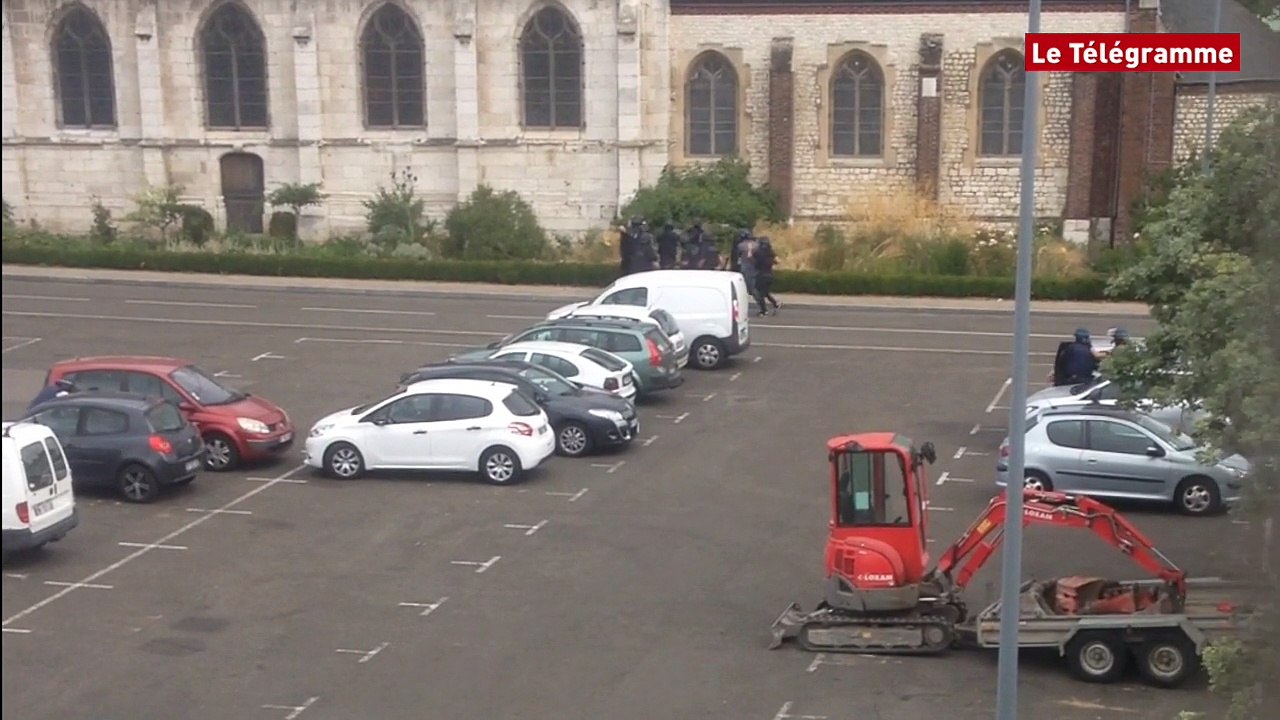 Saint-Etienne-du-Rouvray : les images de l'intervention de la BRI après la prise d'otages