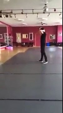 Il chante Chandelier de Sia comme un dieu sans savoir qu'il est filmé