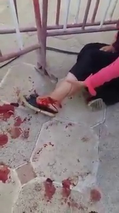 صفاقس:مواطنون يدوسون على امرأة  من اجل الحصول ع...