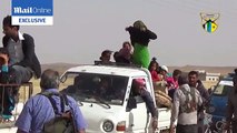 Libérées de Daesh, des femmes syriennes retirent leur robe noire