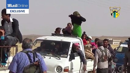 Libérées de Daesh, des femmes syriennes retirent leur robe noire