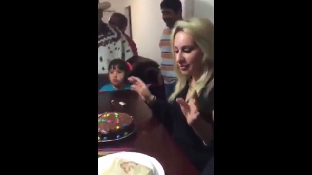 Elle se fait éclater la bouche pour son anniversaire... Très mauvaise blague