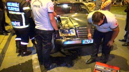 OTOMOBİLLER ÇARPIŞTI, BİRİSİ KALDIRIMA ÇIKTI