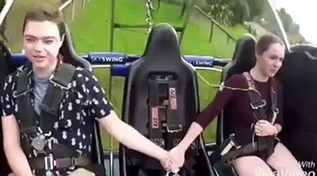 Un mec pleure comme un bébé dans un manége à sensation forte