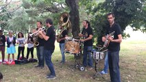Doctor Jazz Brass Band joue devant les enfants