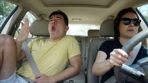 Danses et mimiques marrantes en voiture