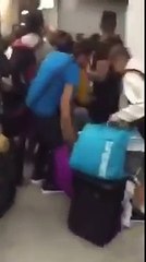 Un furioso pasajero se enfrentó a los policías de un aeropuerto