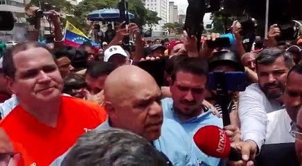 La Unidad le entregó documento en plena avenida Libertador al rector Rondón