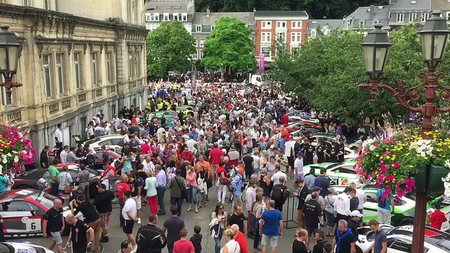 Bain de foule pour les pilotes des 24H de Spa-Francorchamps lors de la parade dans la cité thermale.