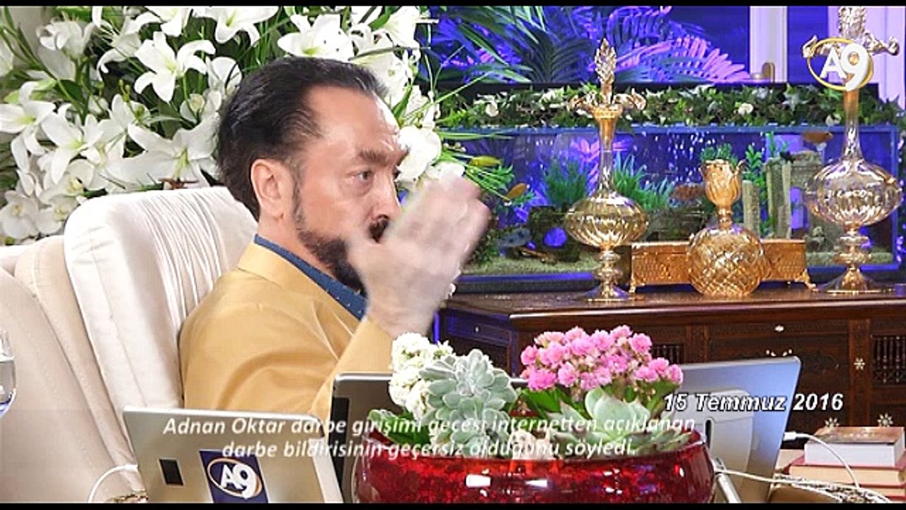 Adnan Oktar darbe girişimi gecesi internetten açıklanan  darbe bildirisinin geçersiz olduğunu söyledi.