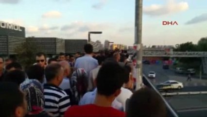 Üst Geçitteki Yaya Yoğunluğunu Aşmak İçin Demir Korkuluktan Yürümek İstedi