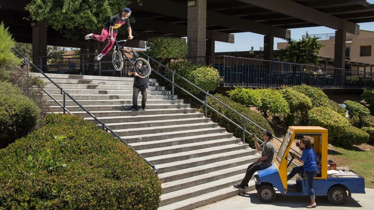 Un agente de sécurité veut stopper un Rider en BMX.
