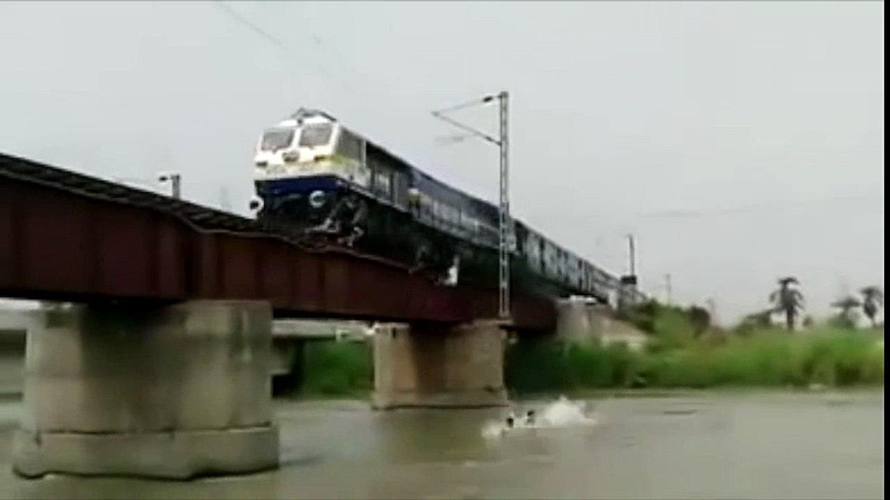 Niños indios saltan antes de que llegue el tren en el juego más arriesgado
