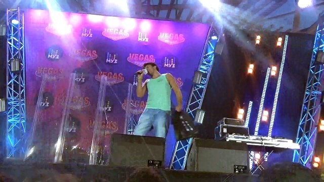 Артем Шалимов разыгрывает призы