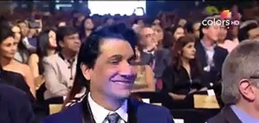 What Girls Did With Fawad Khan On Stage In Award Show - Video Dailymotionx4m0d4v_380-1469678057819