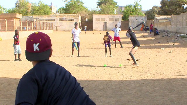 Des Japonais font découvrir le base-ball aux Sénégalais