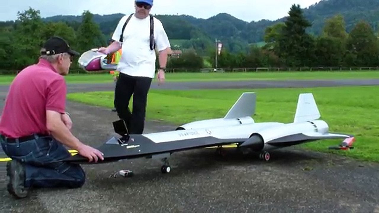 Un Hombre Construye Un Verdadero Aereo En Escala: Cuando Se Eleva En Vuelo El Efecto Es Sorprendente