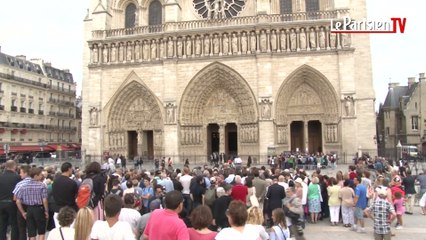 Tải video: Hommage au prêtre assassiné à Notre-Dame de Paris